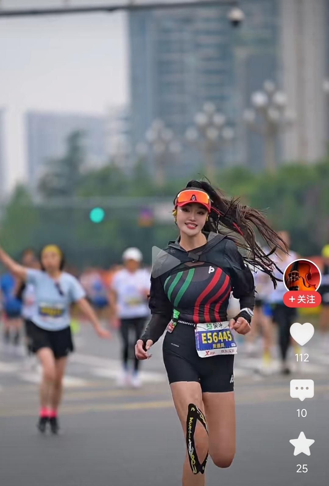 这位“地包天”的小网红最近一年都出现在各大马拉松的现场！在背后的团队、策划人的精