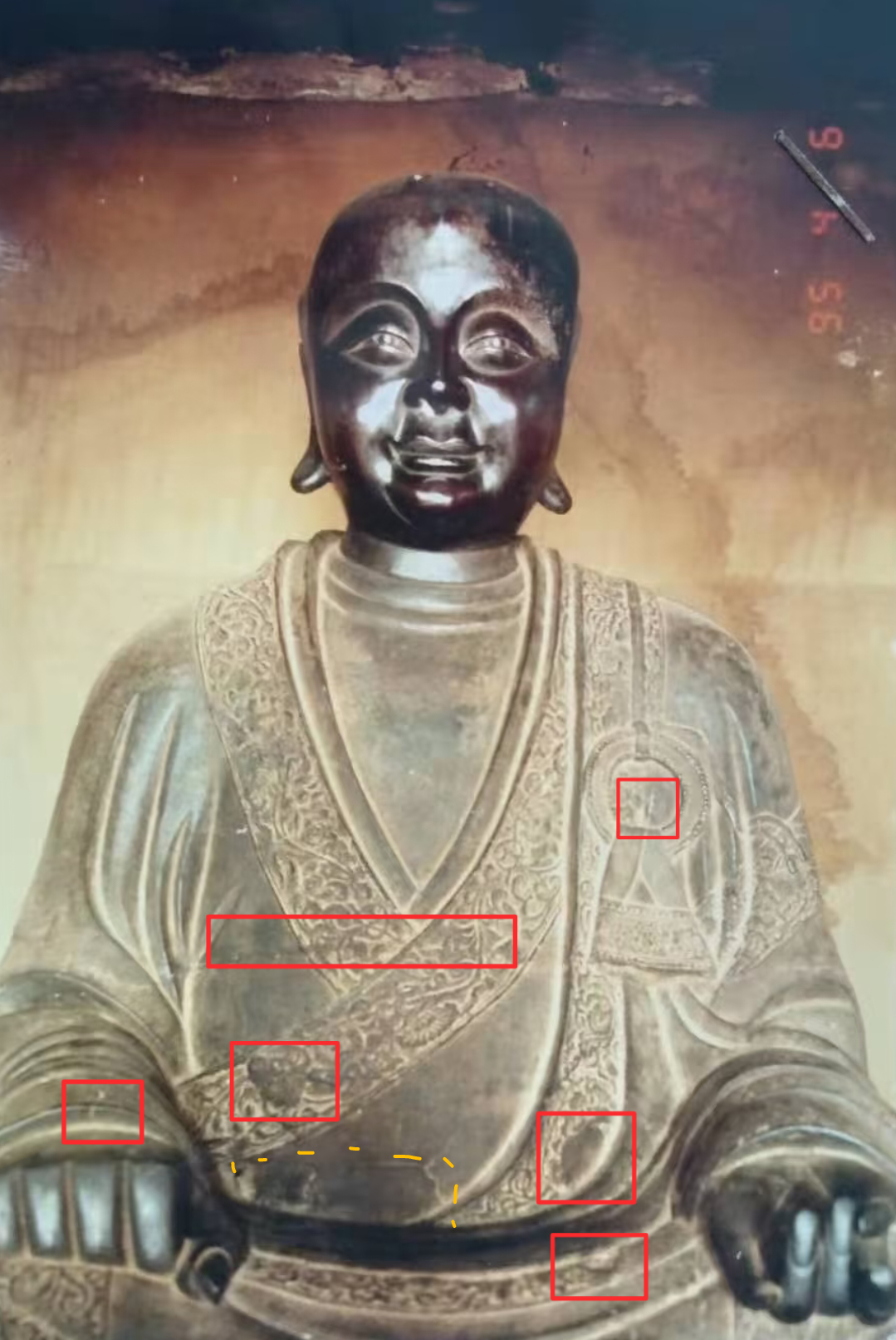 乍一看不像同一件，但对比细部应无疑问，纹饰可以相类，但伤痕没有可能，就是同件。马