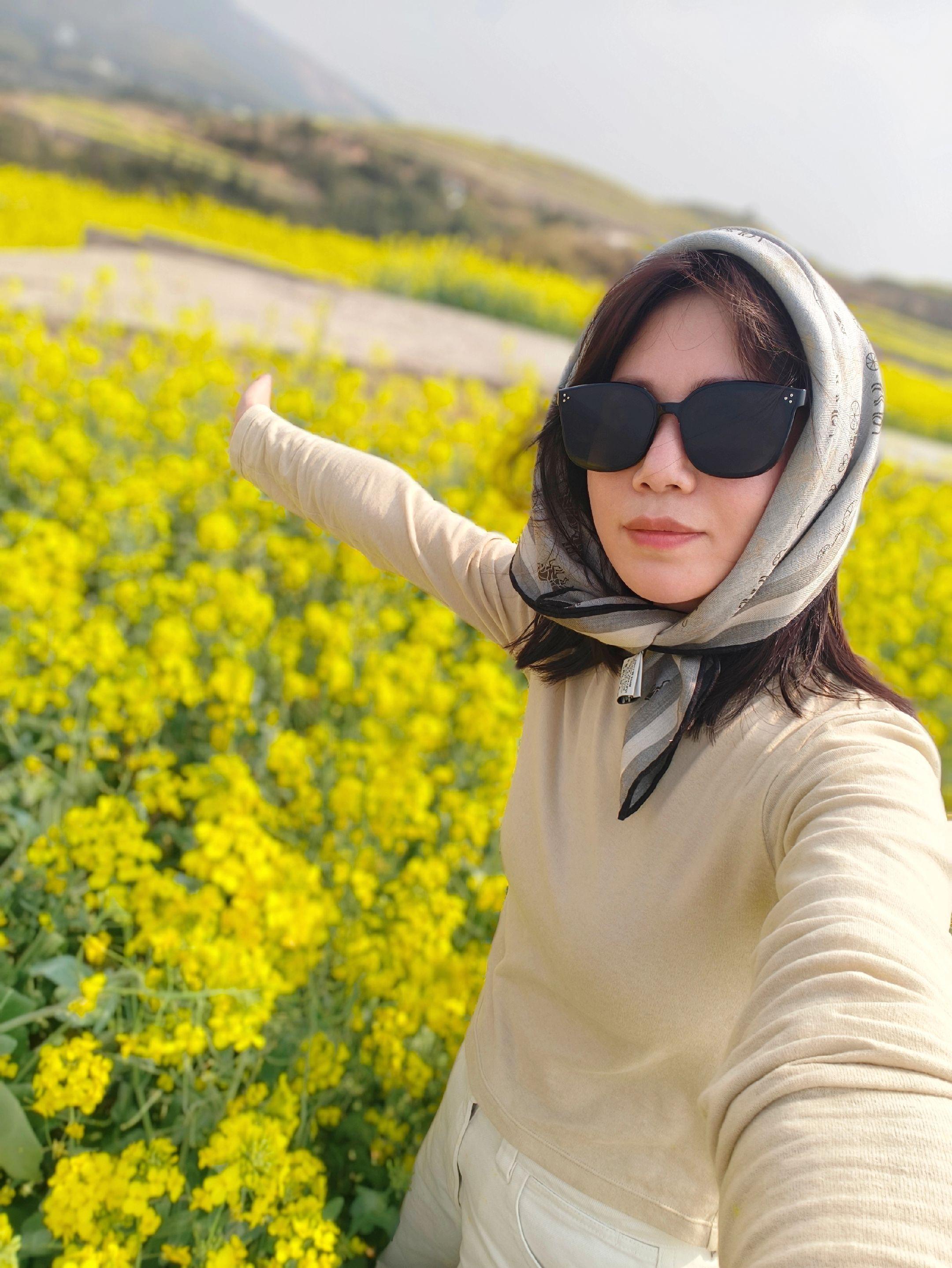 既然去不了诗和远方, 那就在家乡的田间里拥抱自然和阳光。