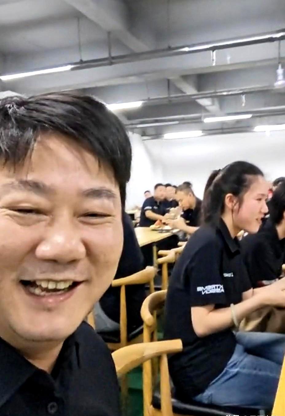 咱就说，这年头还有比“债还清了”更爽的事吗？
张雪这回真是人逢喜事精神爽，转头就