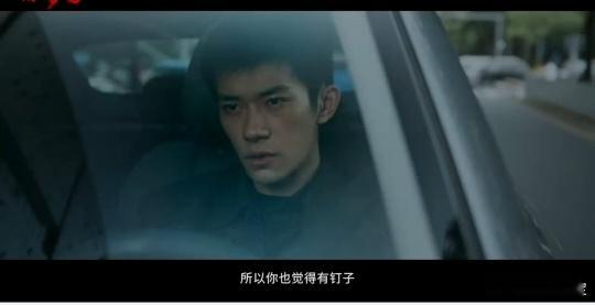 易烊千玺无实物表演被撞 都在刷这段，但我看的时候完全走神了……全程盯车！千玺跟朱