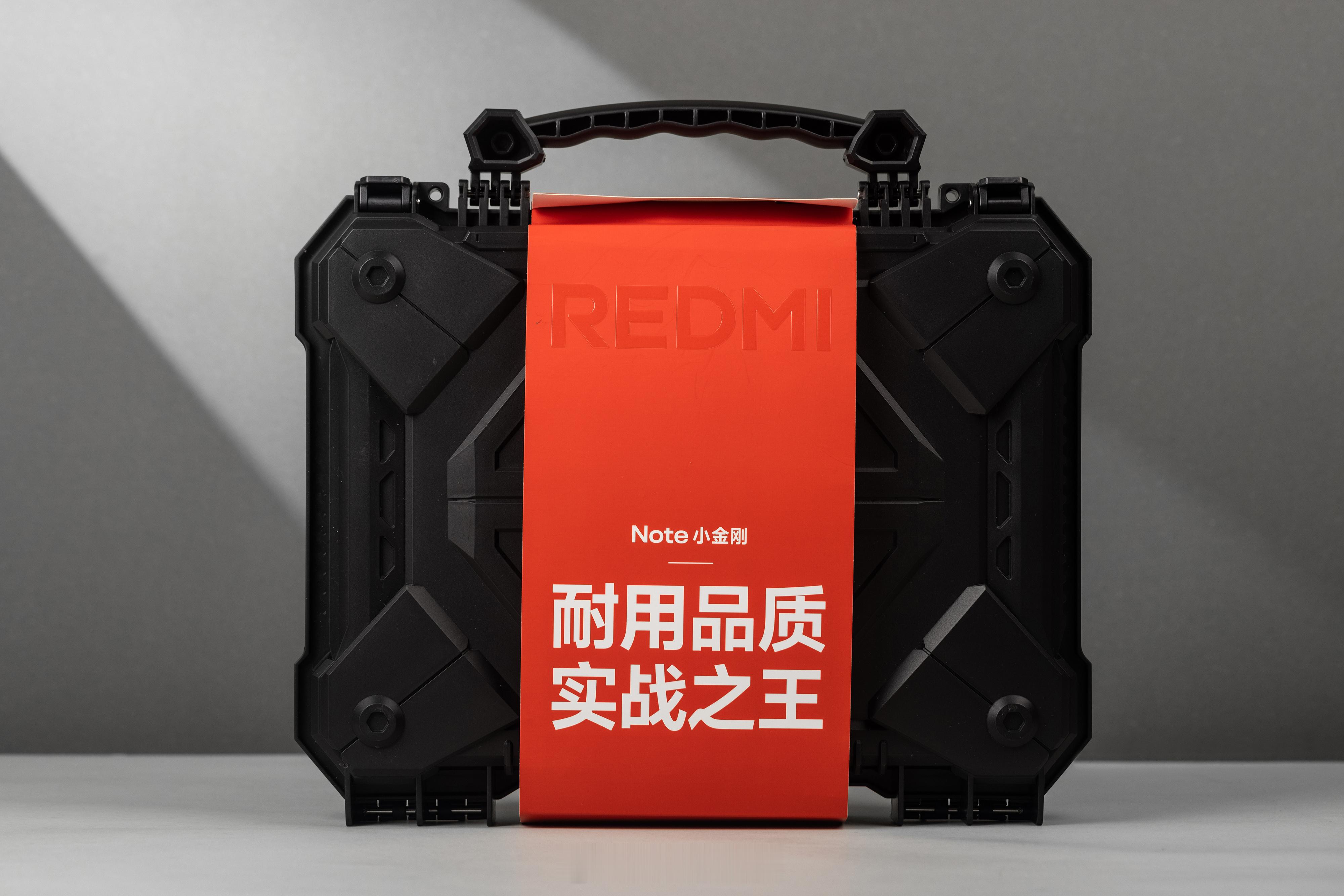 收到这次REDMI Note15 Pro系列的发布会邀请函了，居然是一个便携式的