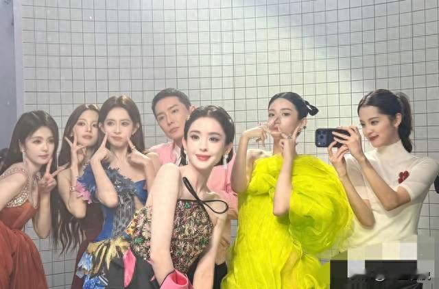 女人堆里的娜扎，才是真正美女中的美女