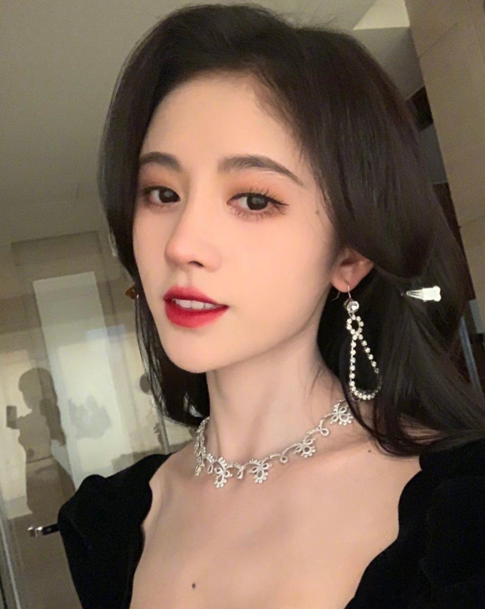 在这话.题上，路人看到的是：1.39亿的收入每月25万的税.前工资155平江景高