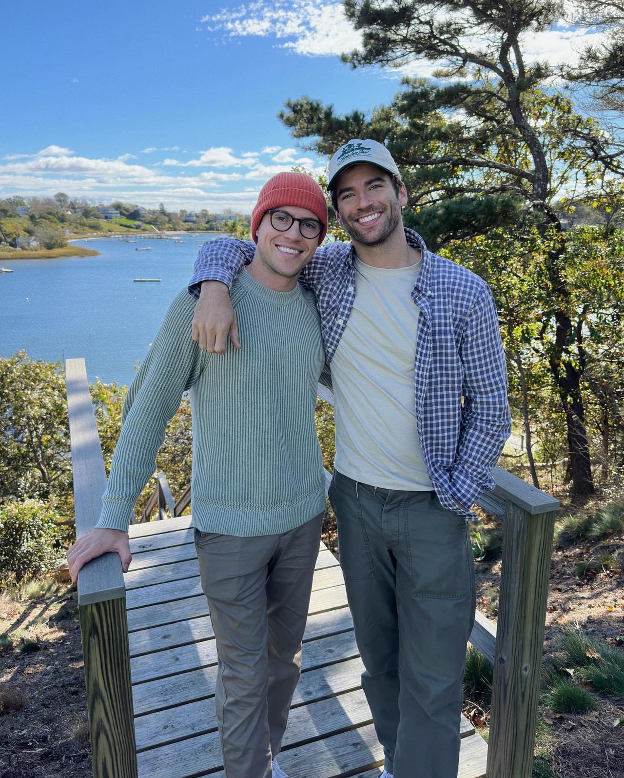 男模特 Taylor Phillips 最近跟男友出行郊游；