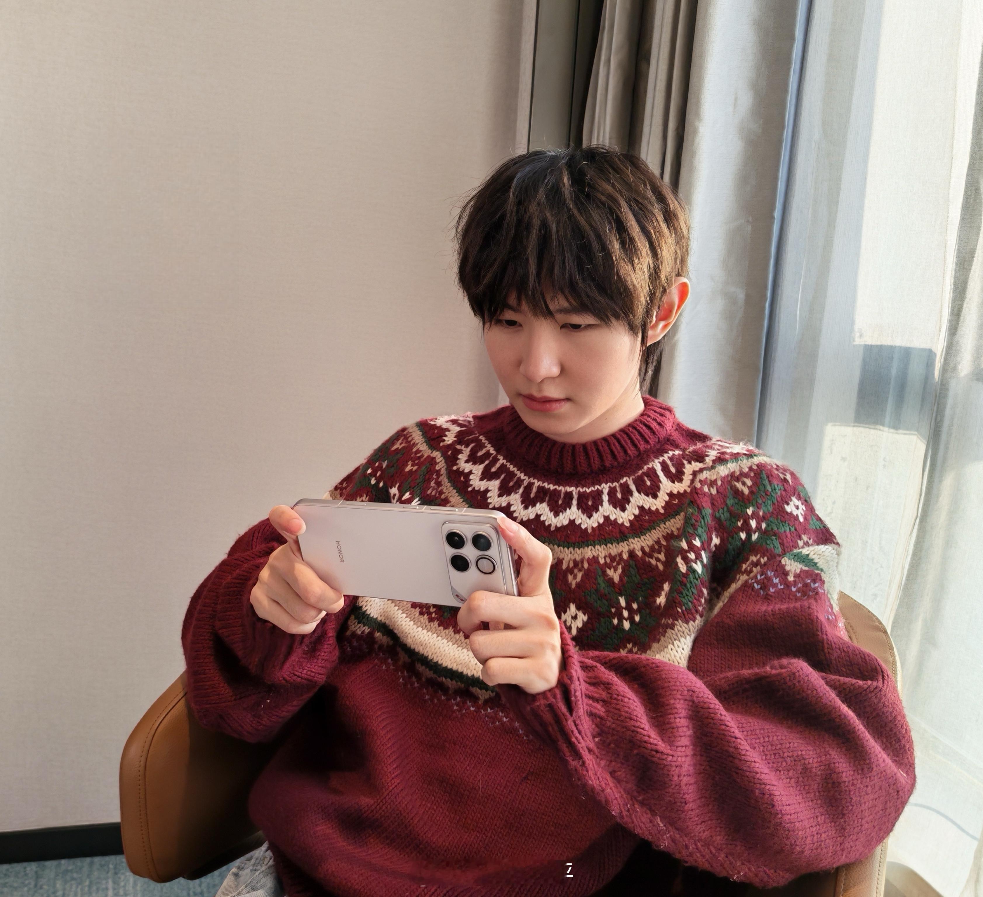 荣耀WIN真机上手照来了这外观满分10 给几分？图中是AG超玩会一诺新机来了