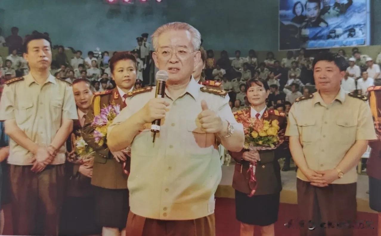 这张照片定格了于永波上将视察八一电影制片厂的画面。
身着戎装的于永波手持话筒，精