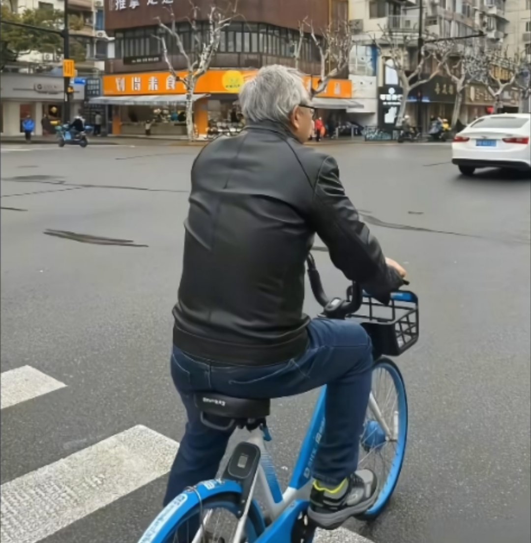 震惊！英伟达总裁黄仁勋竟然落魄至在寒风中骑自行车，不过果然皮衣才是本体。 