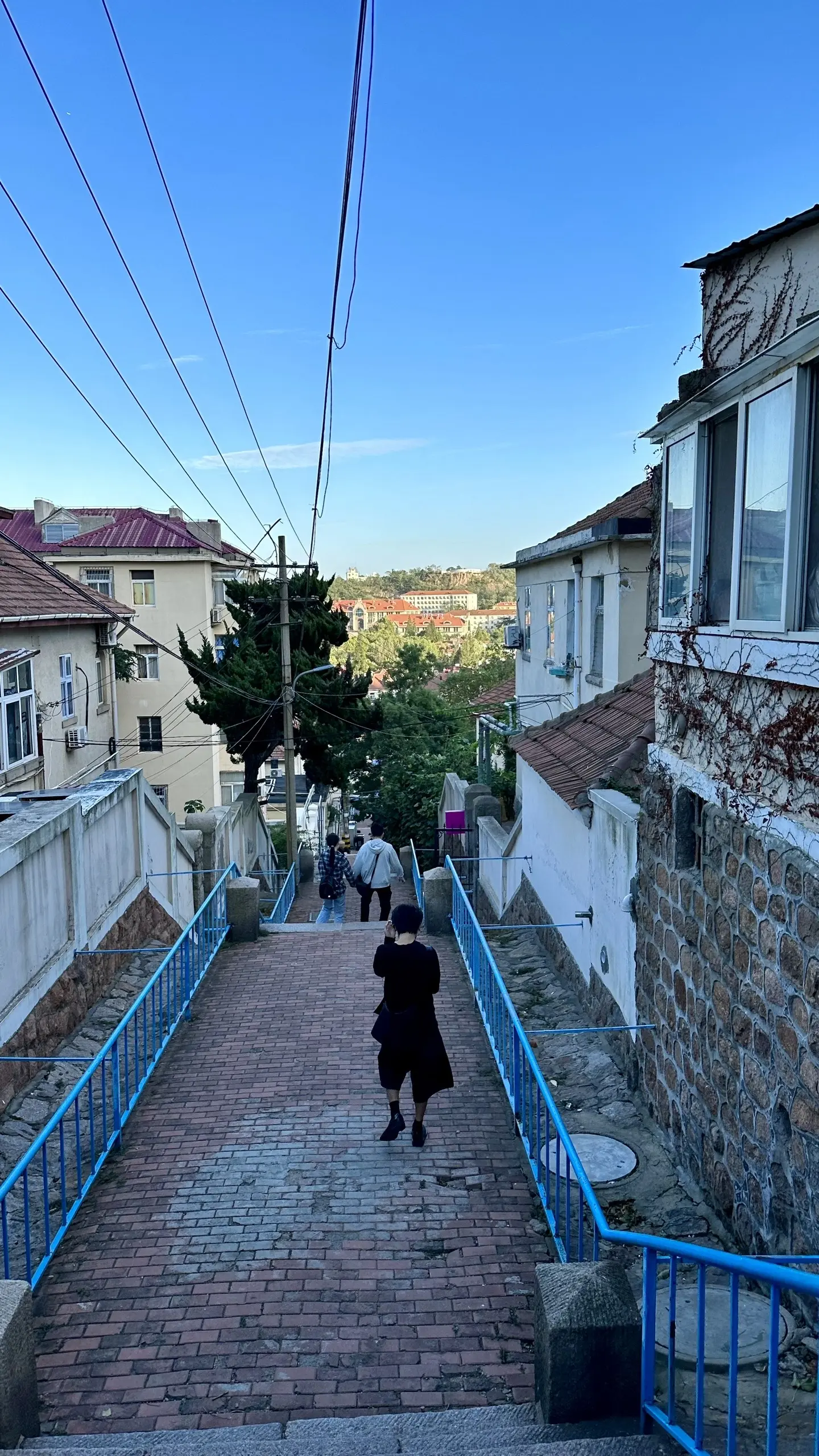 散步在青岛老城区的小路上.