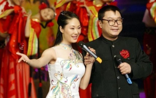 2010年，歌星尹相杰为了得到搭档于文华的爱，痴痴地等到了41岁，结过两次婚的于