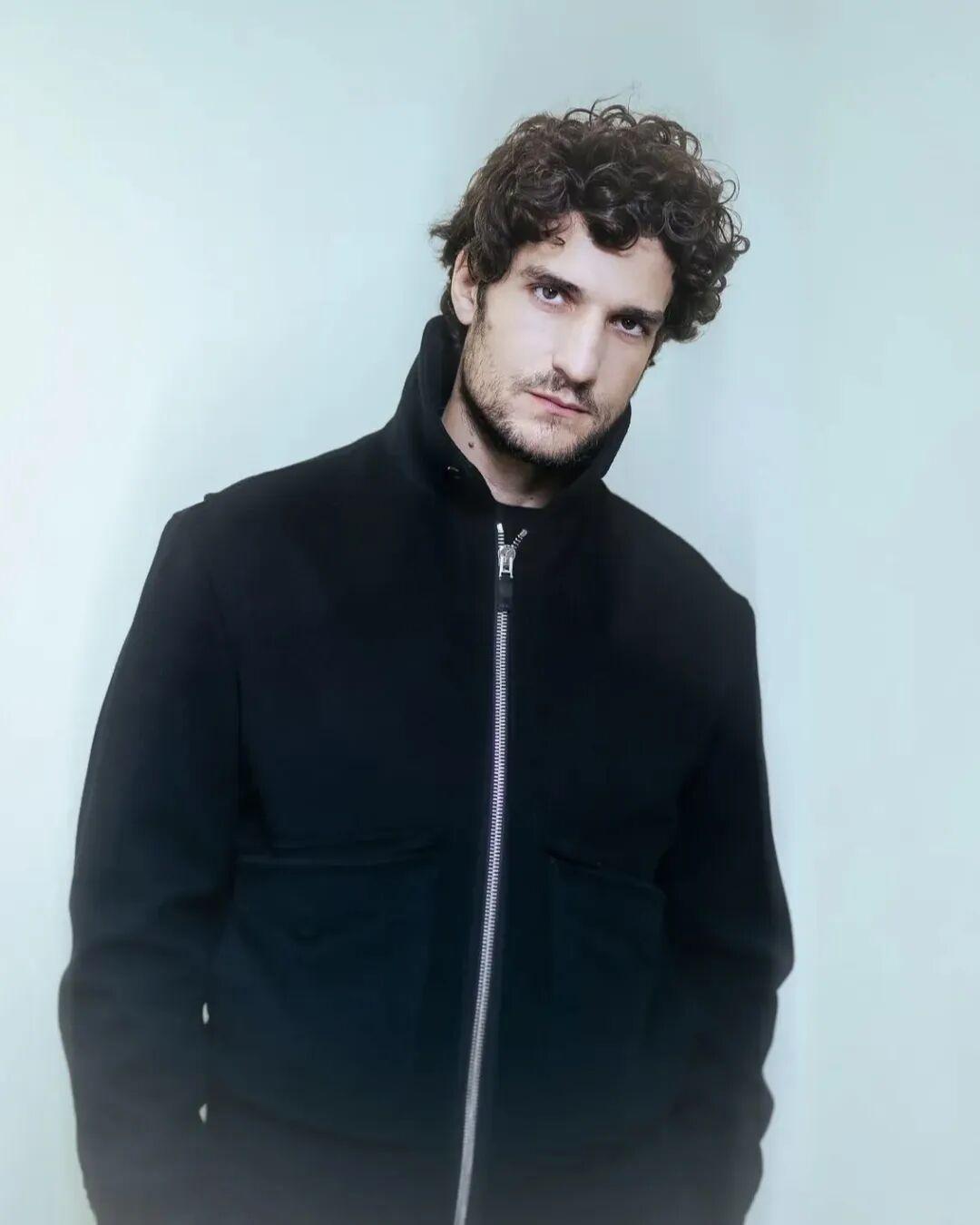 Louis Garrel 不仅外貌俊朗、身材健硕，曾被誉为“全巴黎最帅的男人”。