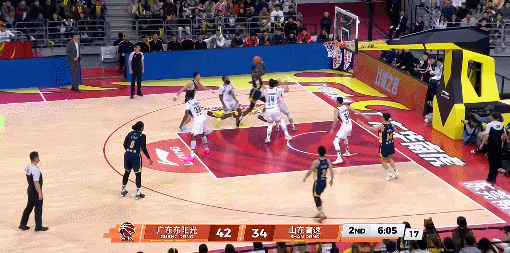 上半场结束，广东队半场领先15分，高诗岩各种三分空位不进，半场拿下0分，鲍威尔上