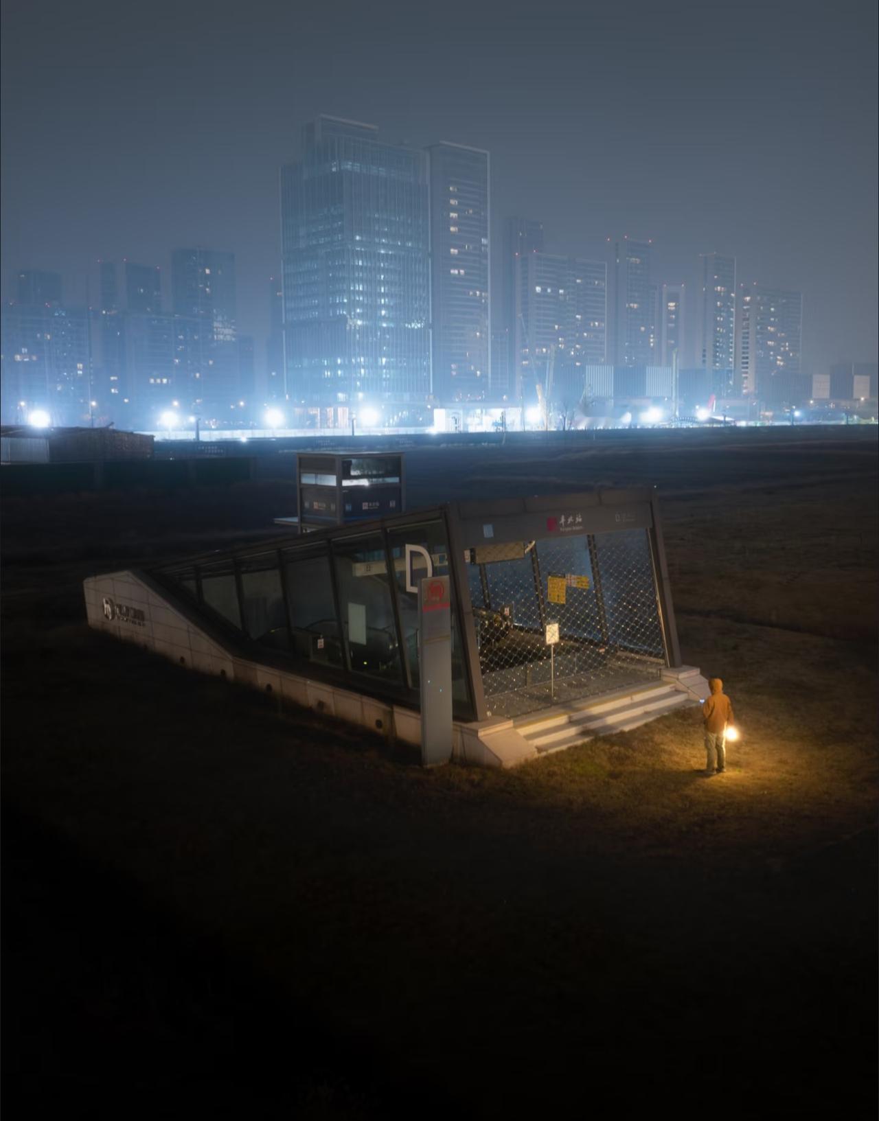 出站即田野！！！
说它是杭州最孤独的地铁站，
应该没有人能反驳吧！
不过也挺让人