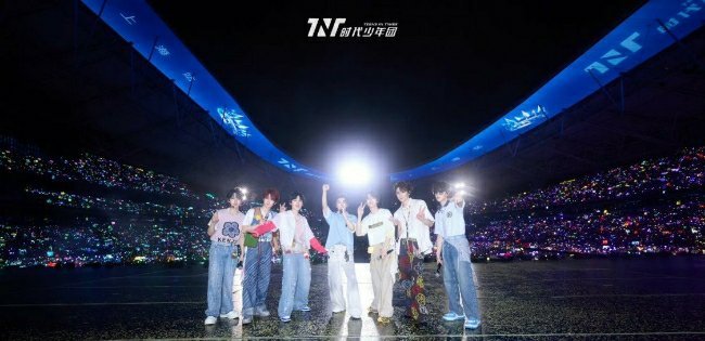 时代少年团上海第一天合照灯牌看起来好暗诶   不过7个人都在挺好的[哈哈][哈哈