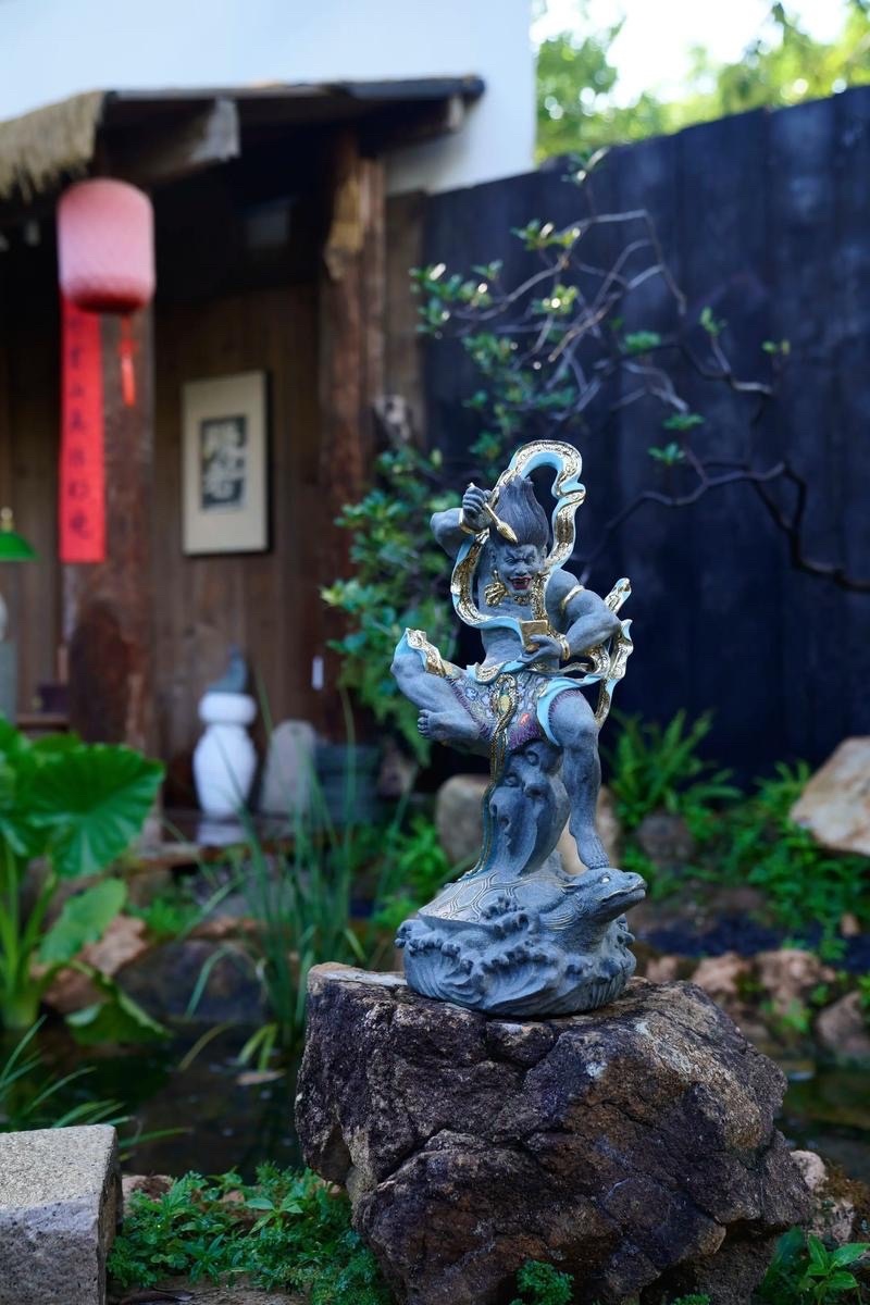 桃李诗社  斗笔擎天紫电横空劈帝台，魁星握笔破云开。一点朱红落鳌背，千峰尽拱状元