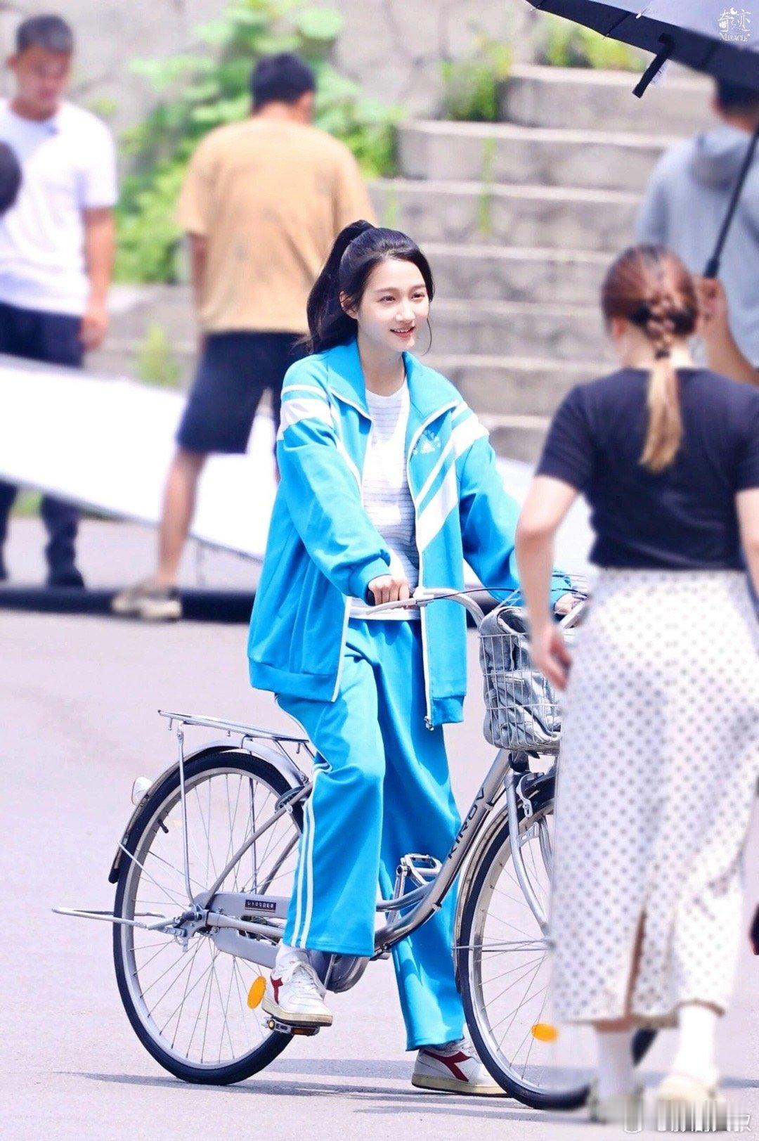 关晓彤新剧路透，扑面而来的青春气息，太女高了 ​​​