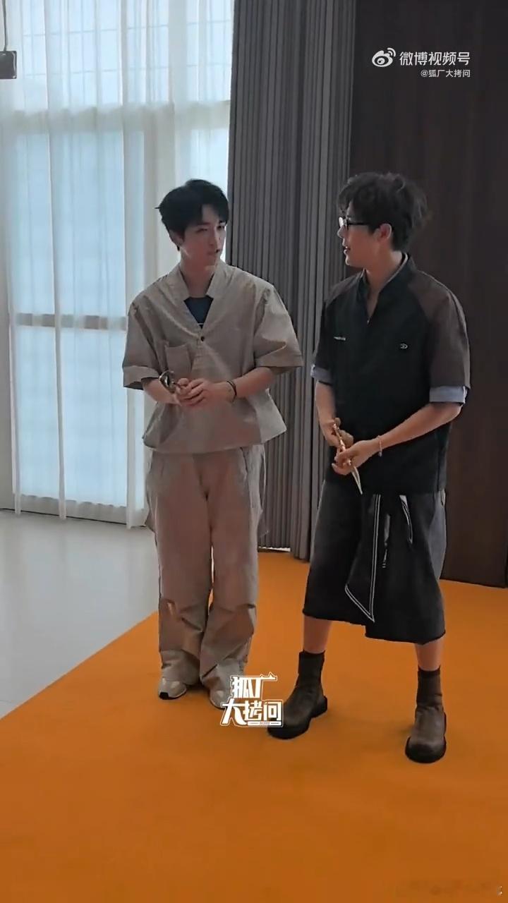 王安宇黄子弘凡007入场忙忙碌碌寻宝藏媒体见面会全场焦点锁定他俩，007利落入场