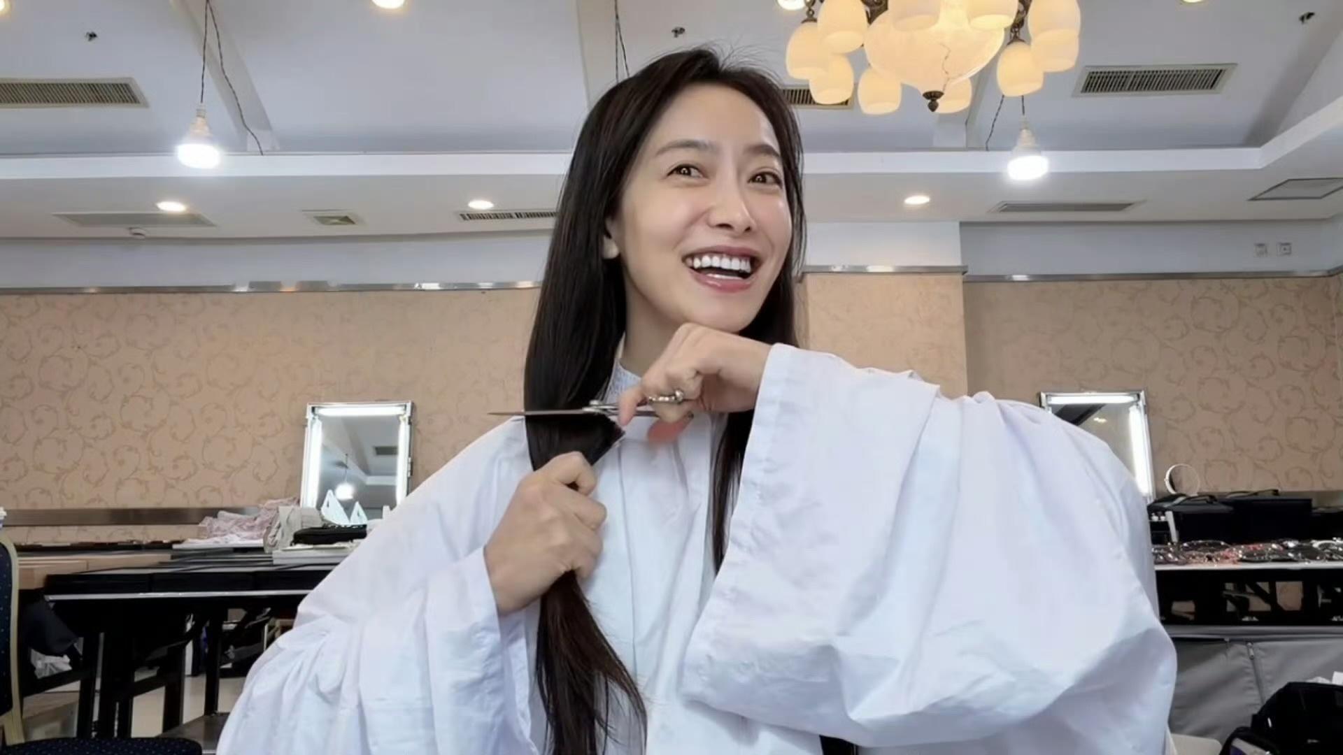 宋茜给自己剪短发 有点心痛😣但是我能理解作为演员为了角色考量这很正常，宋茜很敬