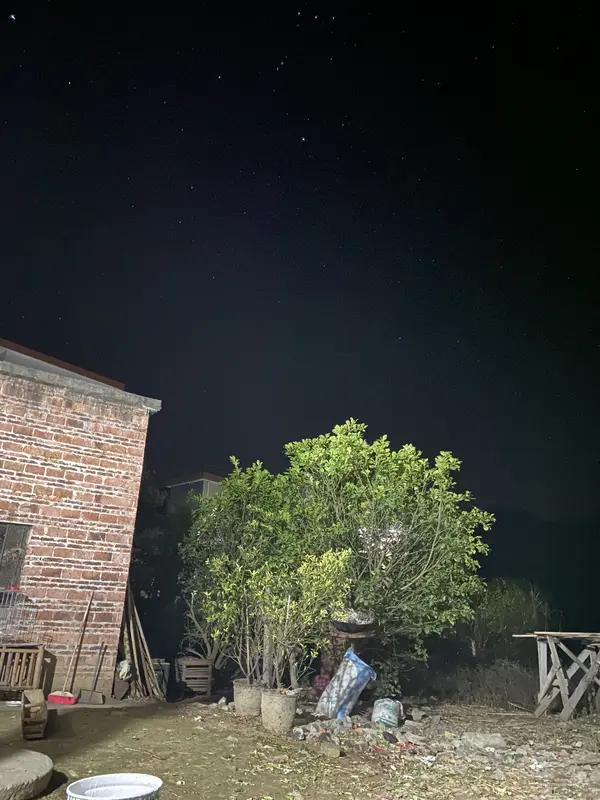 上联：夜色沉沉藏愁思；念姐邀对星光灿灿想我娘