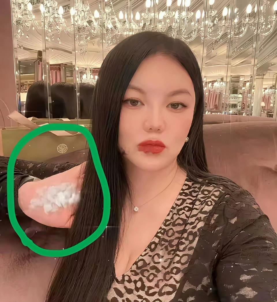 为啥有钱人拍照，总要把手掌纹路遮住打上马赛克，普通人压根不在意。 