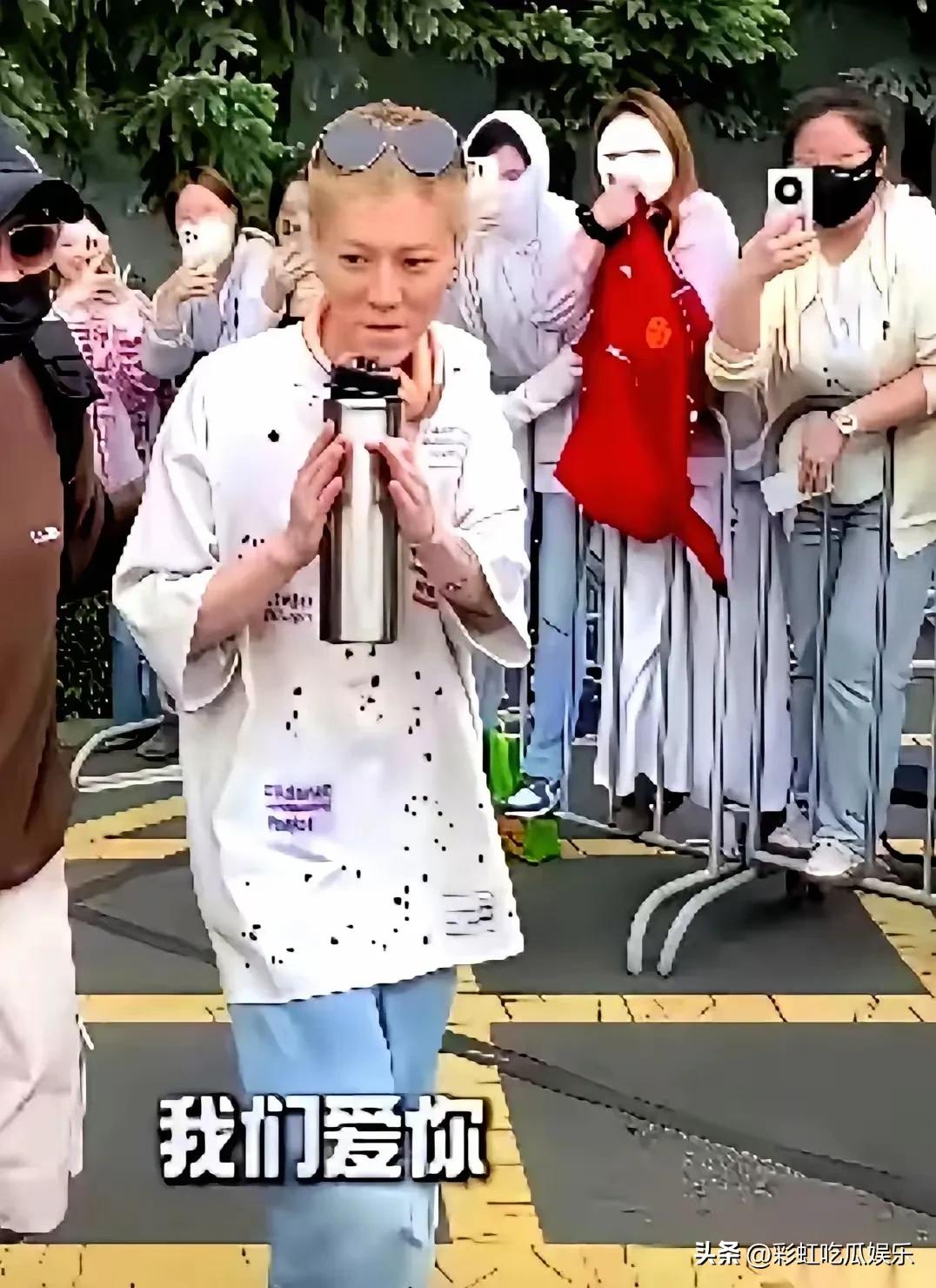36岁鹿晗瘦脱相，一头黄毛气色很差，体态猥琐，路人都不如。

他长期熬夜喝酒，不