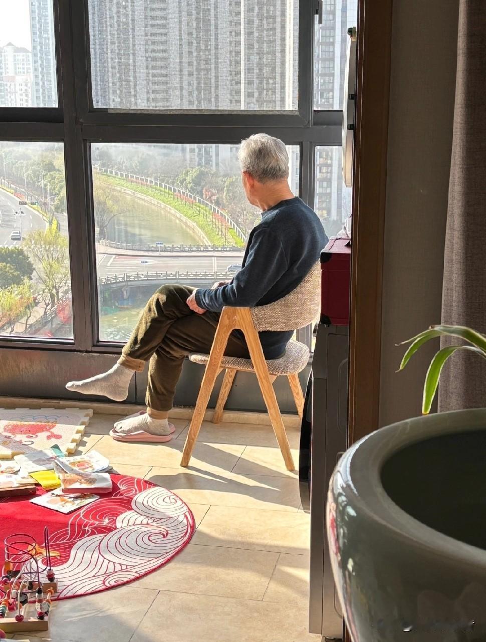 我发现，退休后像哥哥这样过的人，一抓一大把。

我哥哥今年62岁，前年退休，退休