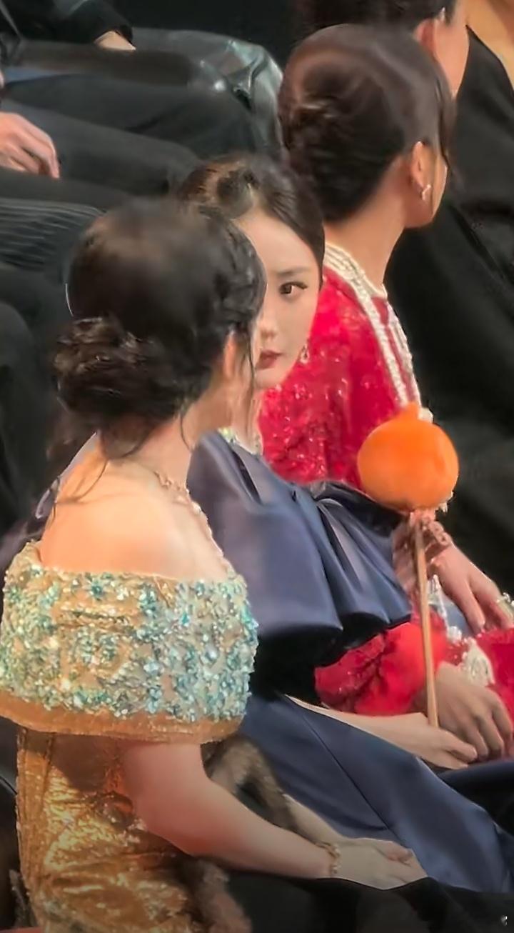 杨幂杨紫在聊什么杨紫杨幂帮忙提裙摆+全程热聊，这哪是竞争对手？明明是“双女王互助