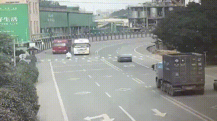 骑着电动车在大货车间穿行，这骑手真以为自己是“王”么？这种随意变道方式，让后面的