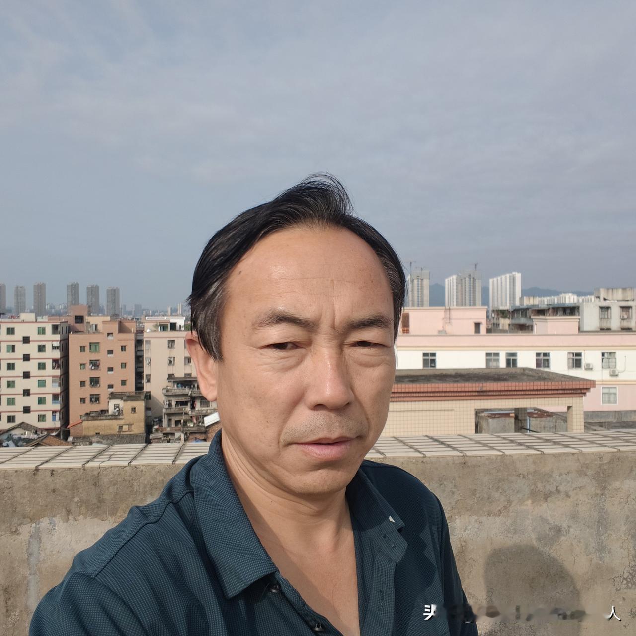 哈喽！朋友们！中年大叔现在落魄了，身上没有几个钱，每天如同行尸走肉一般，来南方快