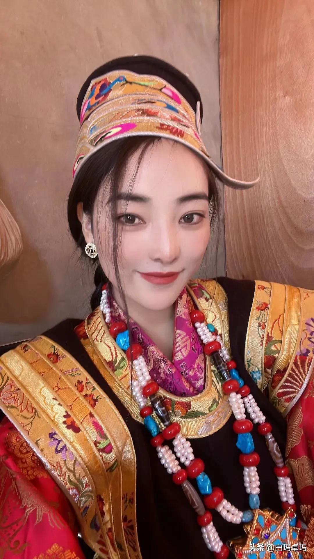 “来到西藏拉萨，这里旭日东升，直到黄昏的街道依然熙来攘往，体现出城市的繁华景象。