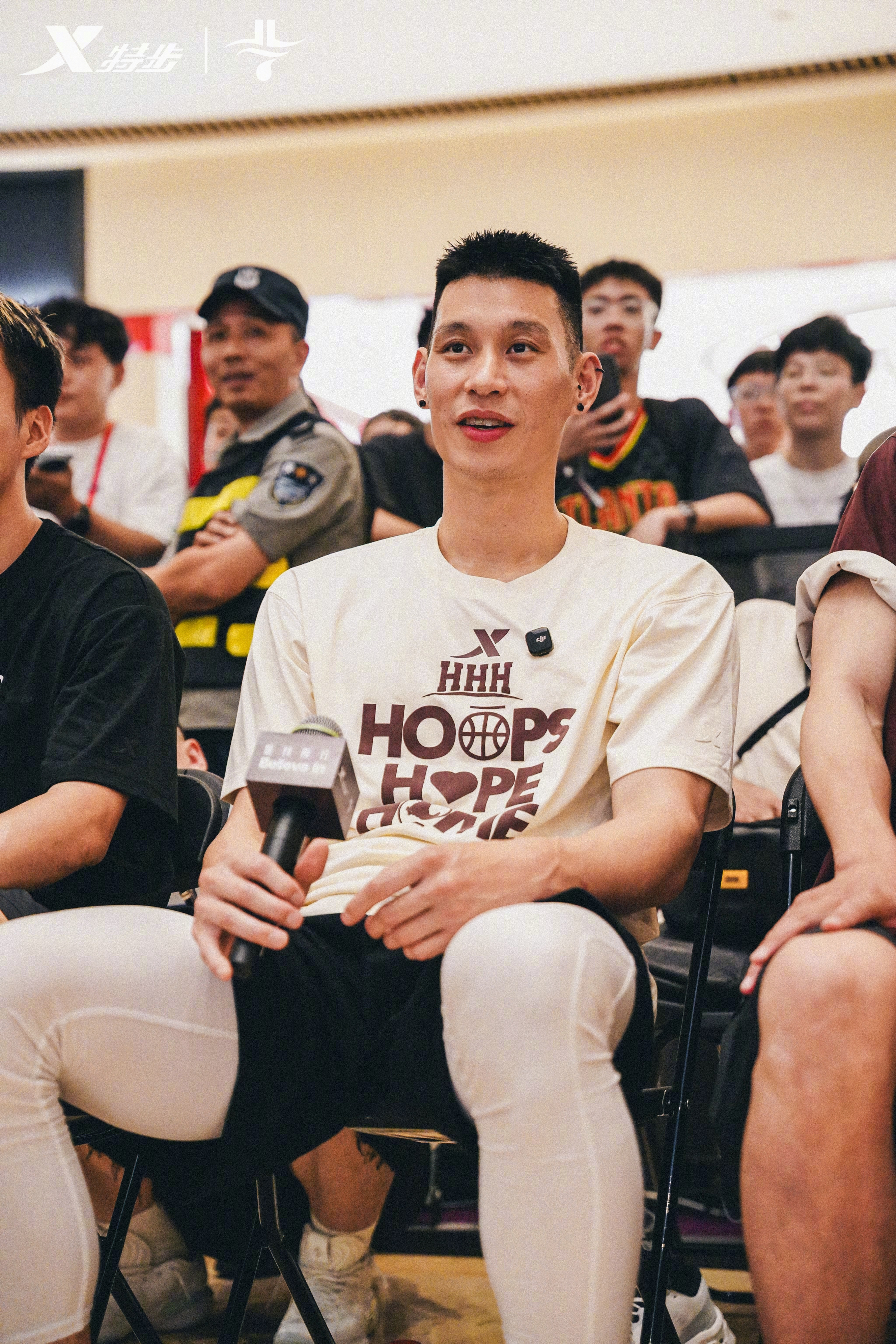 双向奔赴的运动热爱！特步品牌代言人林书豪出席特步厦门门店签售.与粉丝进行面对面互
