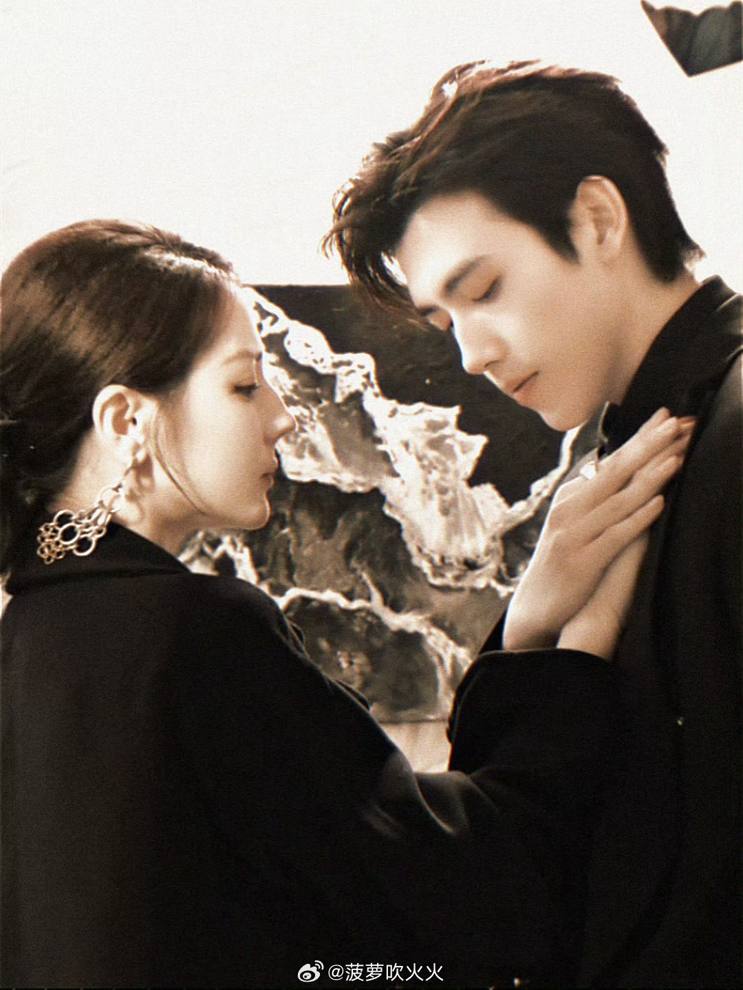 迪丽热巴陈飞宇吃同一块葱油饼俊男美女看着就是养眼谁能想到俩人私底下关系这么好～这