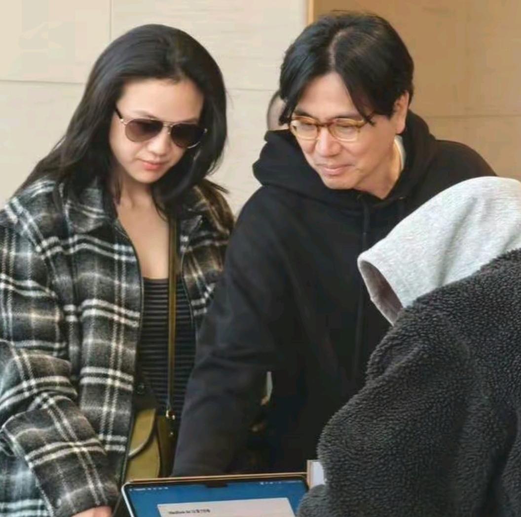 汤唯被疑似怀二胎，
网友们看图各种猜测，
汤唯最近露面，
被媒体拍到有点发福，