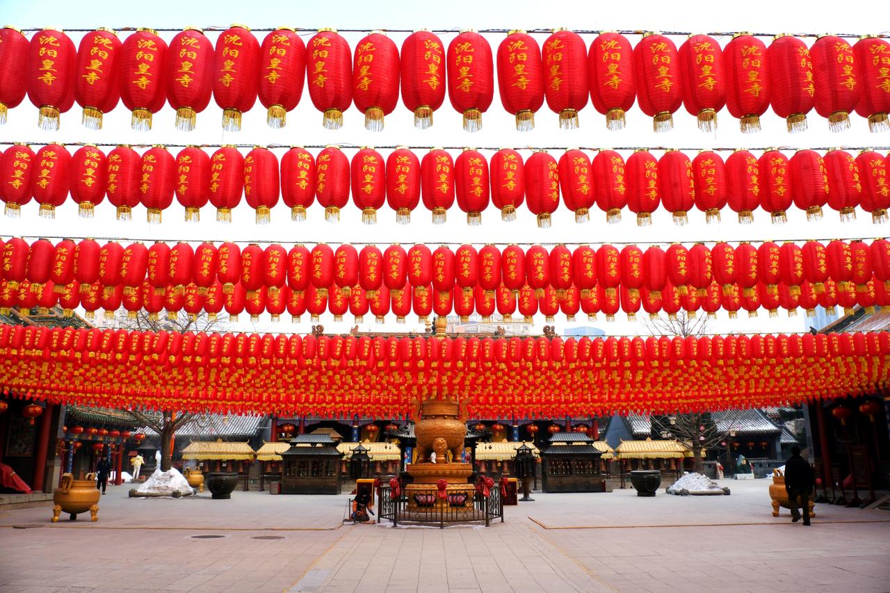 沈阳市实胜寺内挂满了红灯笼分外喜庆，火红一片，十分壮观，年味浓浓。