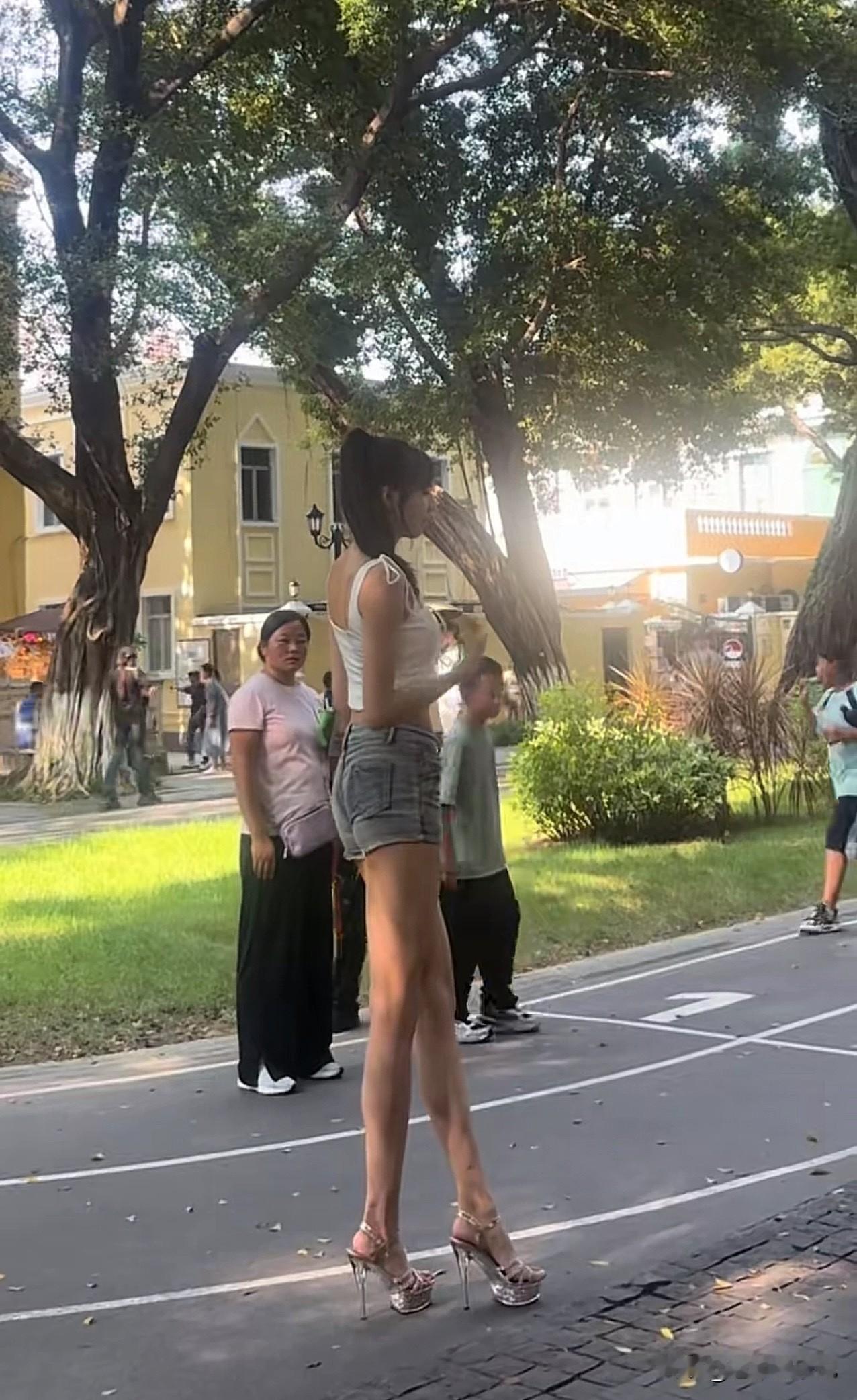 这位菇凉人高马大，没人敢娶