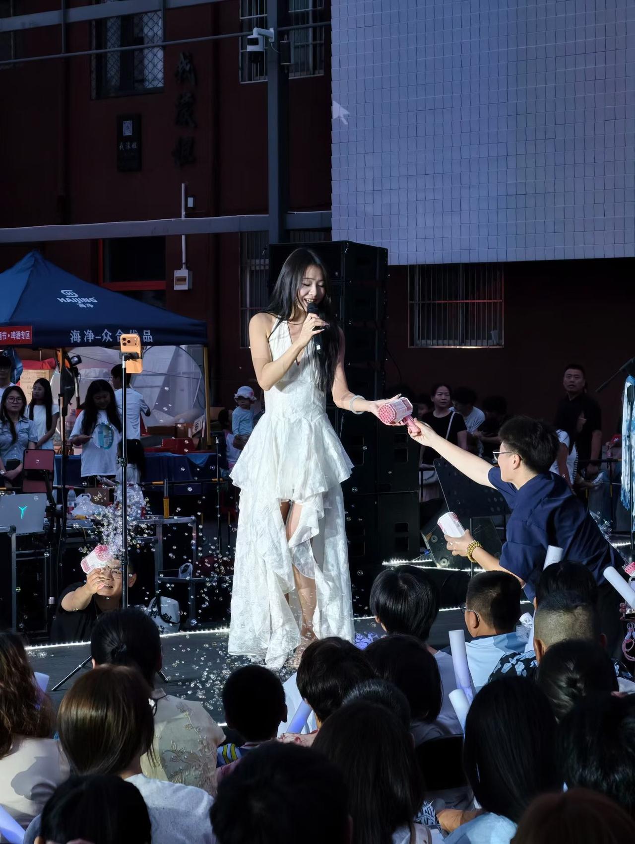 费县万人和平里毕业季音乐节太炸了
 
费县和平里露天音乐节毕业季专场人气拉满，人
