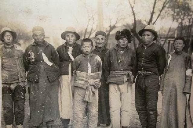 1933年，主席躲进农妇家。没想到，敌人搜查时，农妇却说：“你们要找的人，在我家