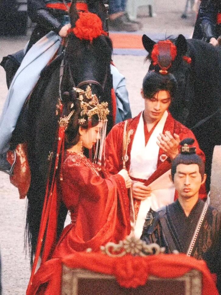 何与萧华雍残破身躯做铠甲 终于不是“联手”而是“携手”了！萧华雍真的把沈汐和放在