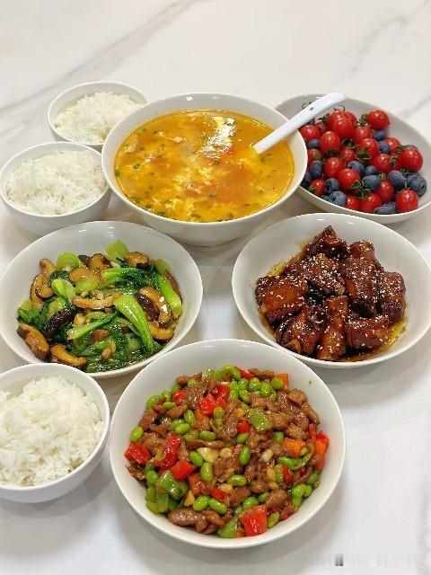 孩子读大学开学归校，爸爸出差在外，早上给妈妈打来电话。
爸爸：老婆，你昨天给孩子