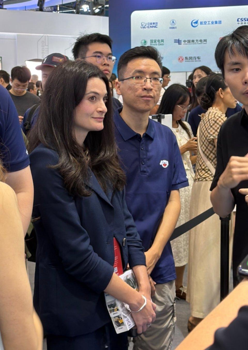 黄仁勋女儿现身世界机器人大会。 