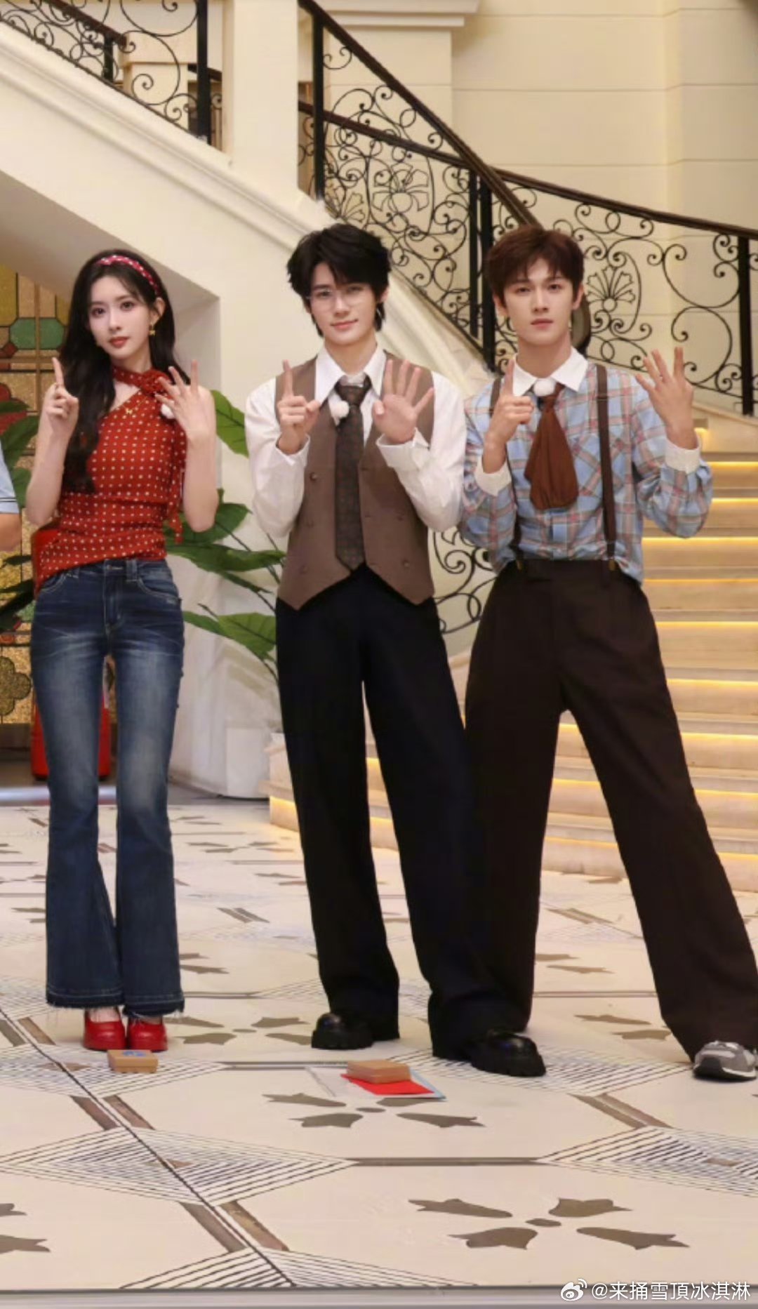 张真源又在孟子义李昀锐中间孟子义李昀锐 