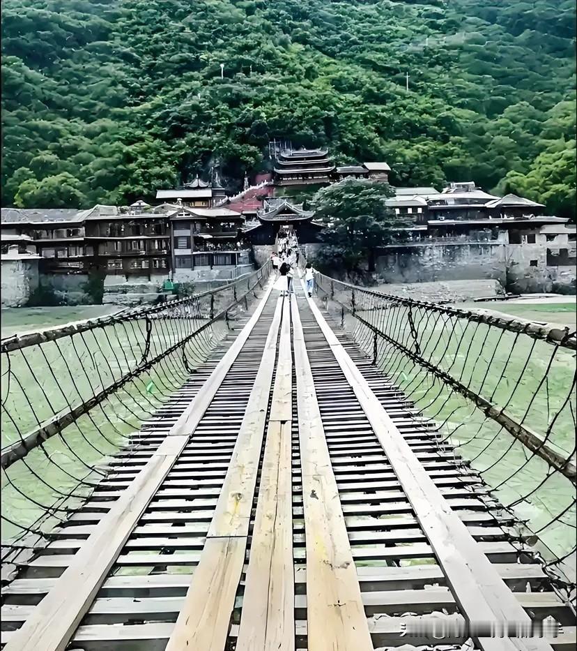 近日！一名女子和老公到四川甘孜旅游时来到了泸定桥上，女子站在桥边突然嚎啕大哭，不