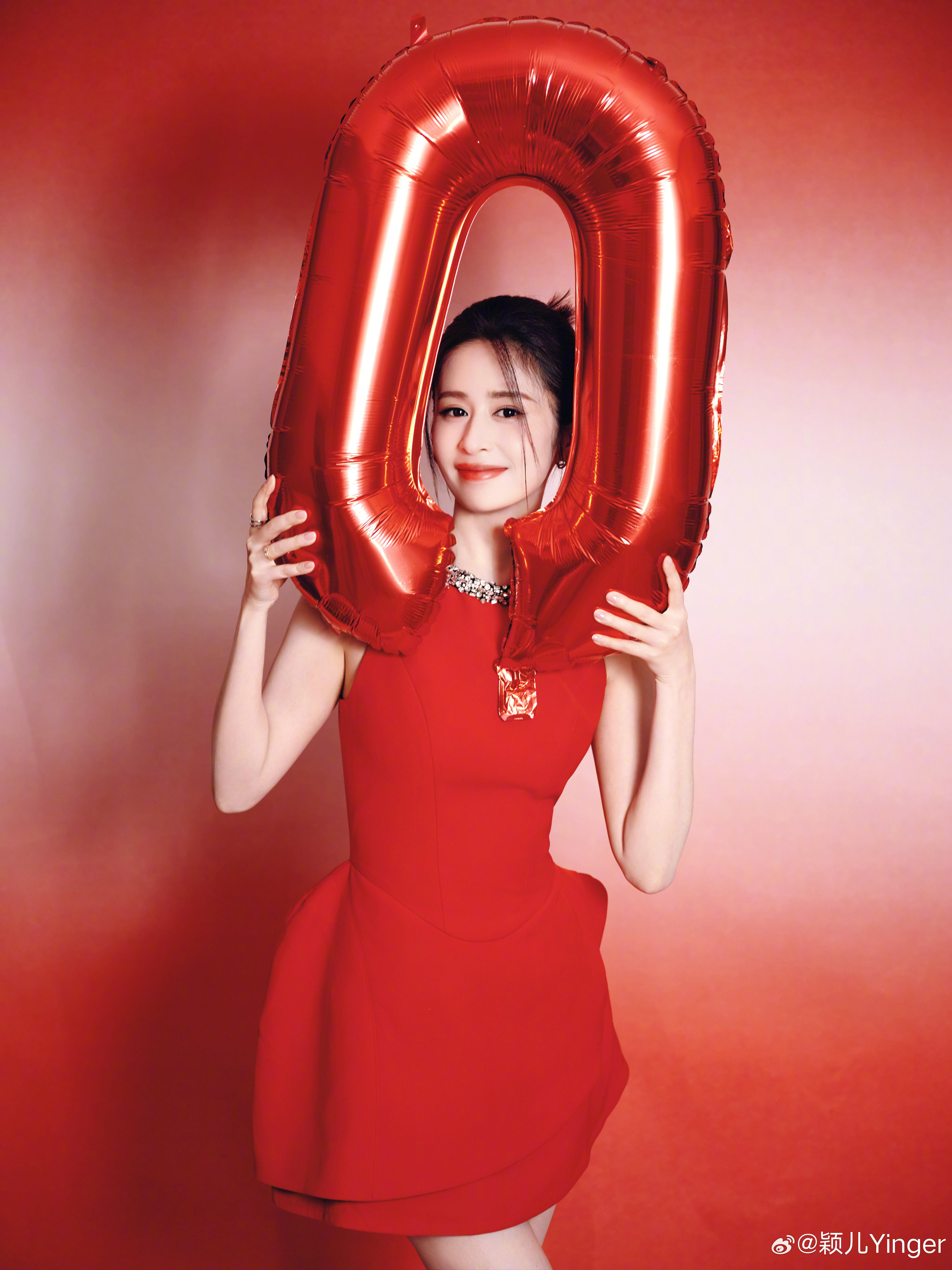 颖儿  烈焰红裙衬得身姿窈窕，钻饰在颈间与脚踝流转微光，站在光里的人，本身就是风