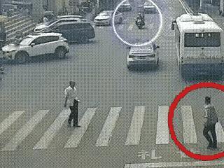 大家看这个男的是碰瓷的吗？有的人说这个男的是碰瓷的，理由是他虽然走在斑马线上，而