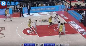姜宇星太硬了，篮下自投自抢，连续拿下前场篮板打成2+1。