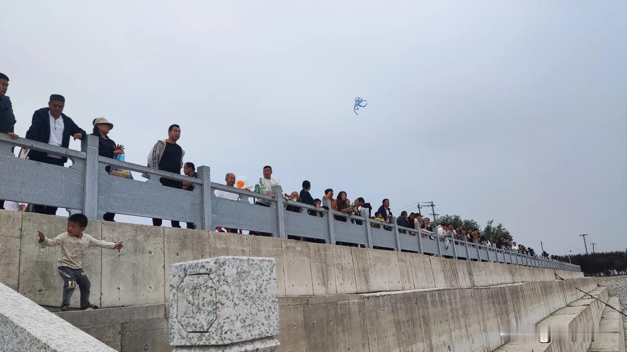 题折扇联
-毛泽东

各求各志
各走各路
离凡离圣
离因离果