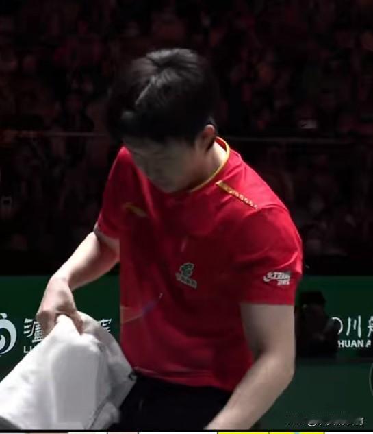 中国队8:0韩国队
第三场
王楚钦2:0安宰贤
第一局，太精彩了。王楚钦大角度进