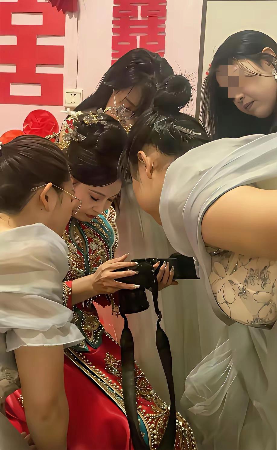 从新娘的表情来看，这摄影师的水平，有待提高啊！