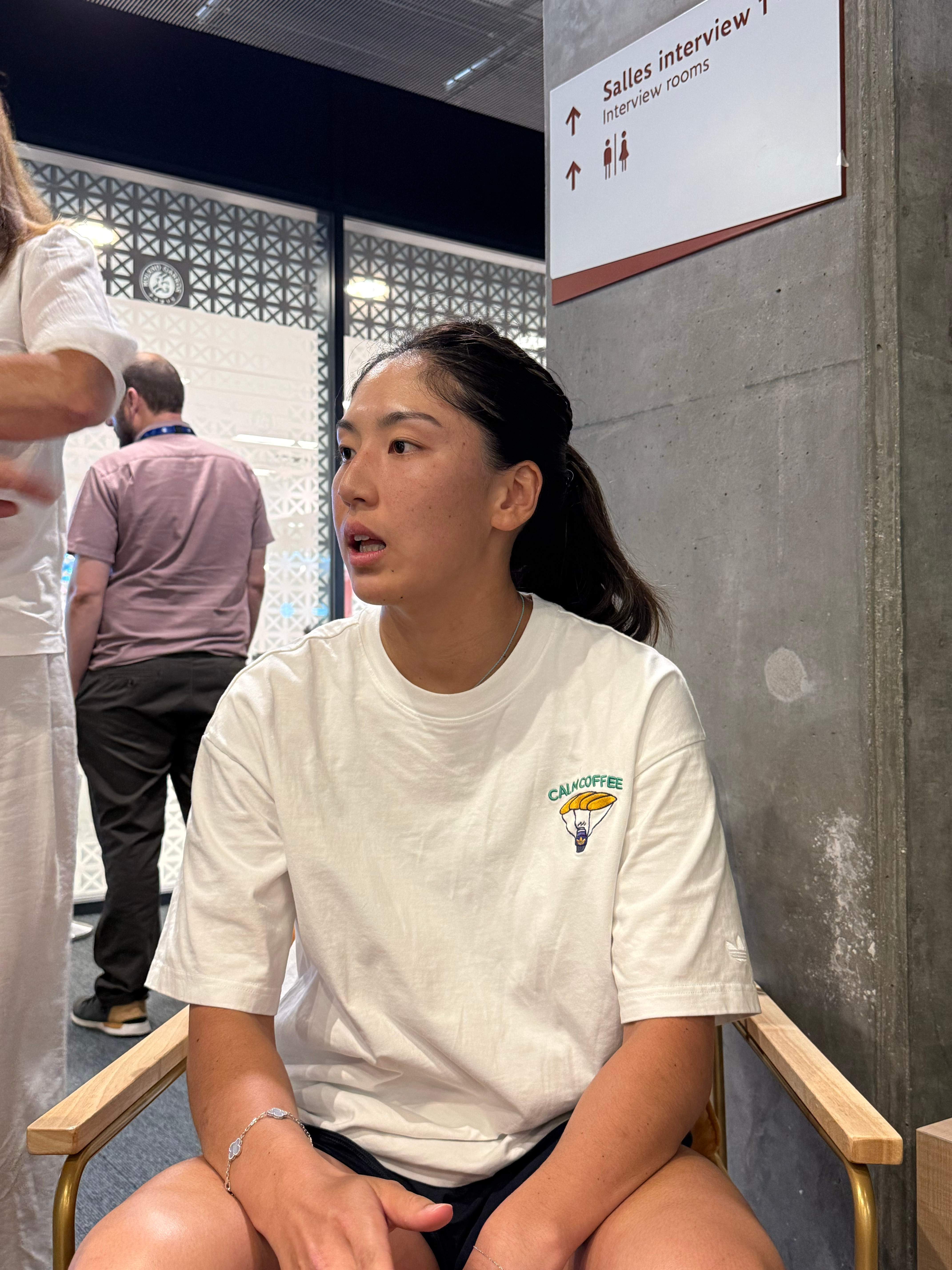 王欣瑜回应与对手争论 王欣瑜：“对手指错误球印给主裁，赛后说不想跟我握手。”王欣
