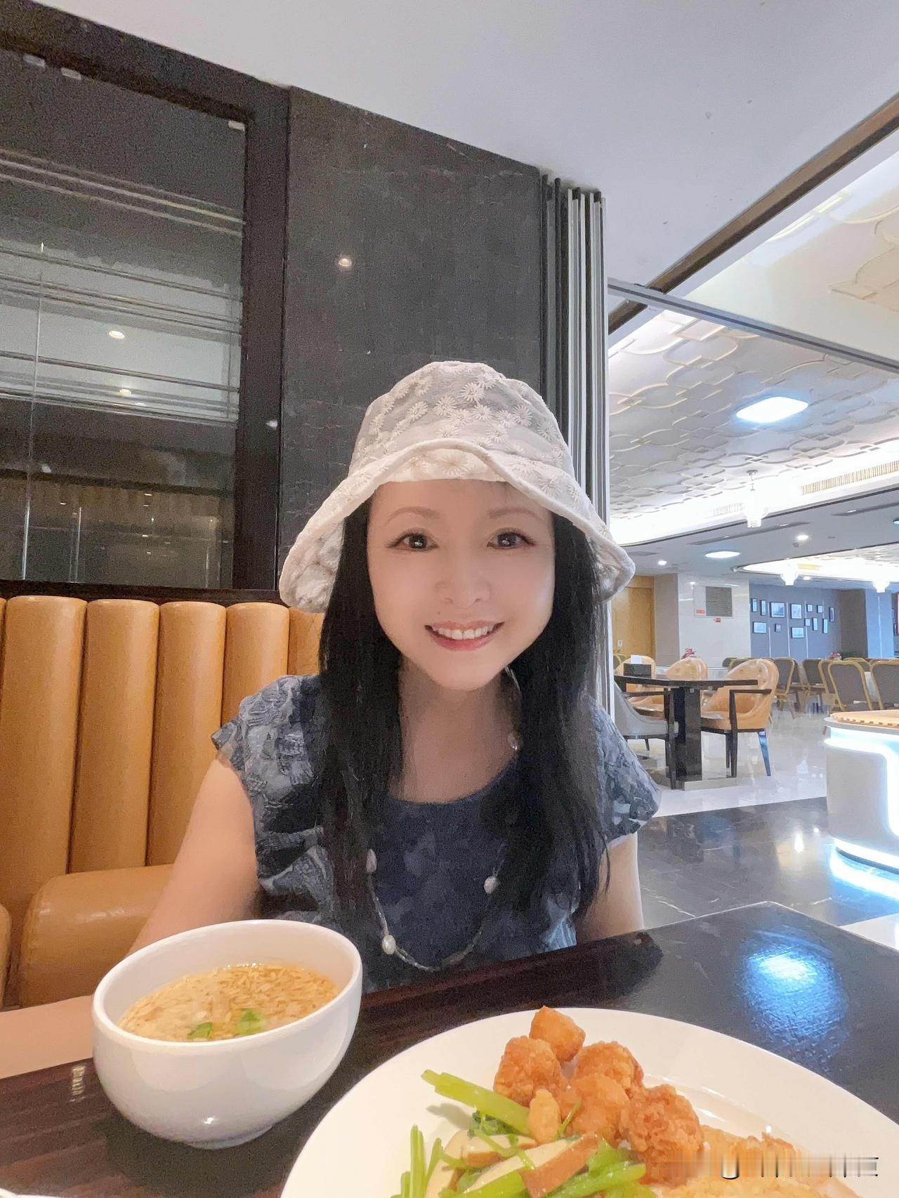 我也是太无聊了，冲锋陷阵抢的券今天要作废了，一大早冒着雨去赶着吃[尬笑]
以前在